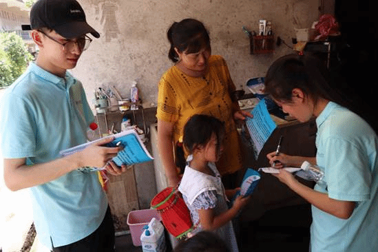 7月15日下午,实践团队深入冷水坪村宣传、发放宣传单及开展问卷调查