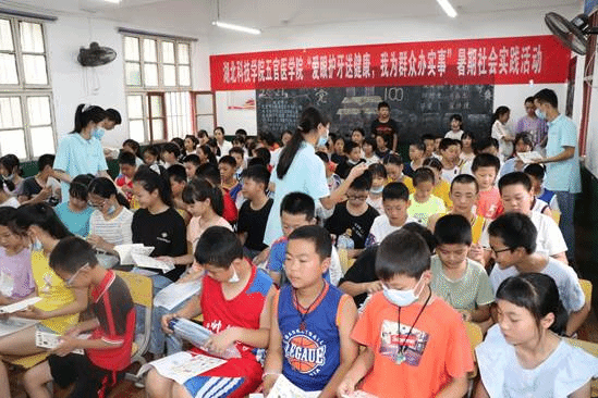 7月17日,实践团队为厦铺小学的小学生们捐赠图书文具“爱心大礼包”